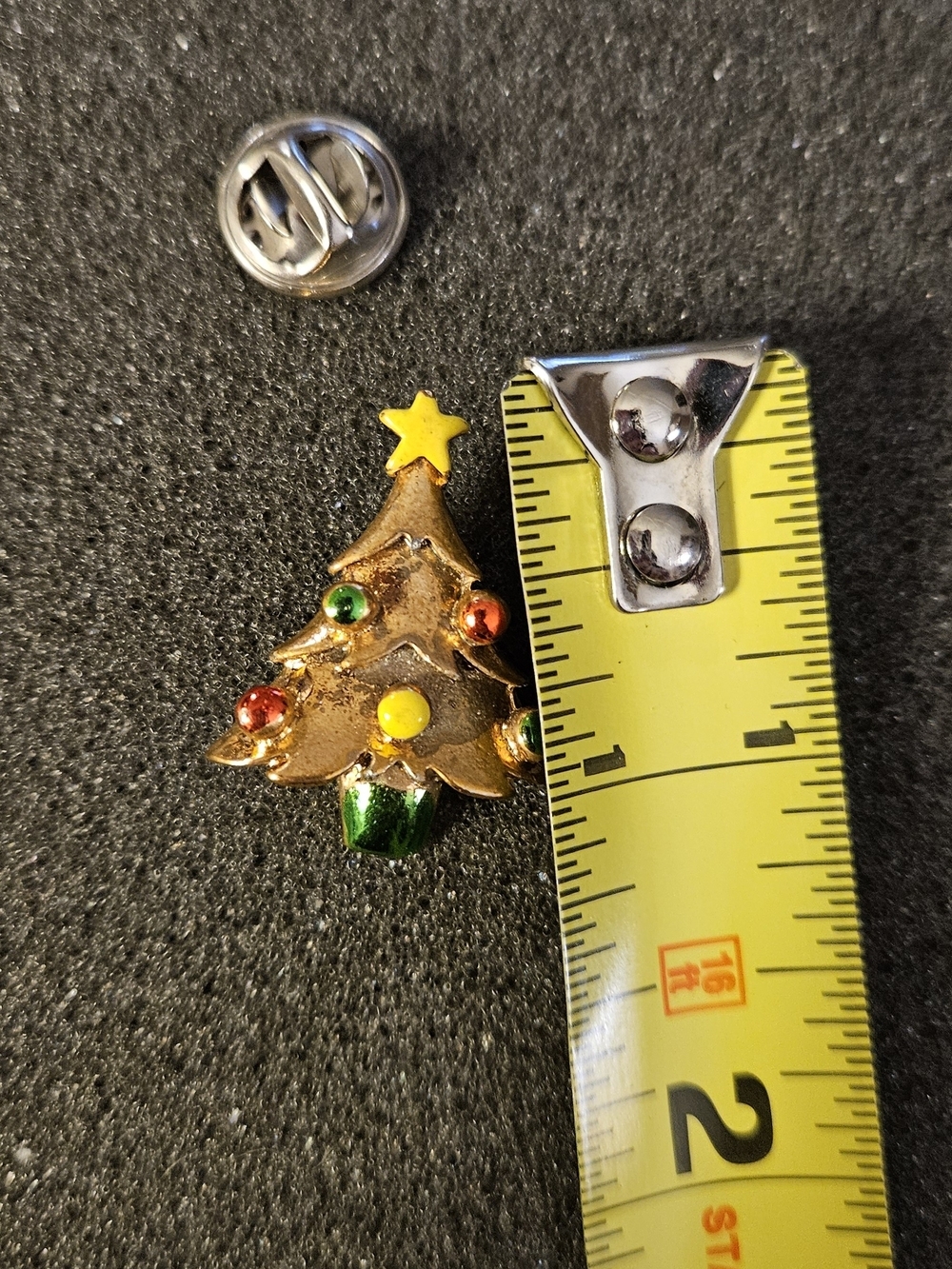 Vintage Gold-Tone Christmas Tree Brooch with Green, Red and Yellow Accents. - Picture 3 of 4